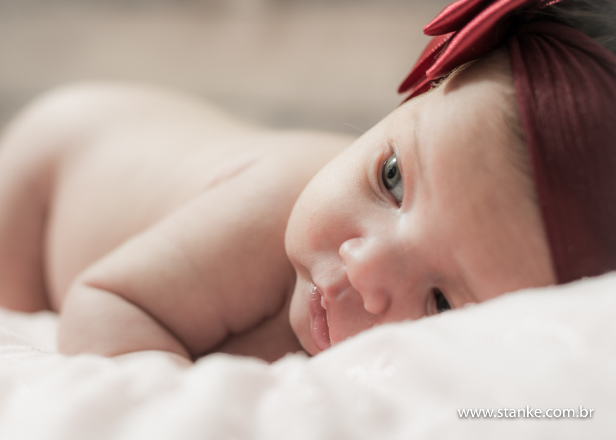 Um close do Newborn Lorena com 26 dias. e com detalhe do seu laço vermelho,  Fotos feitas em Campo Grande-MS, pelo fotógrafo Pedro Stanke.