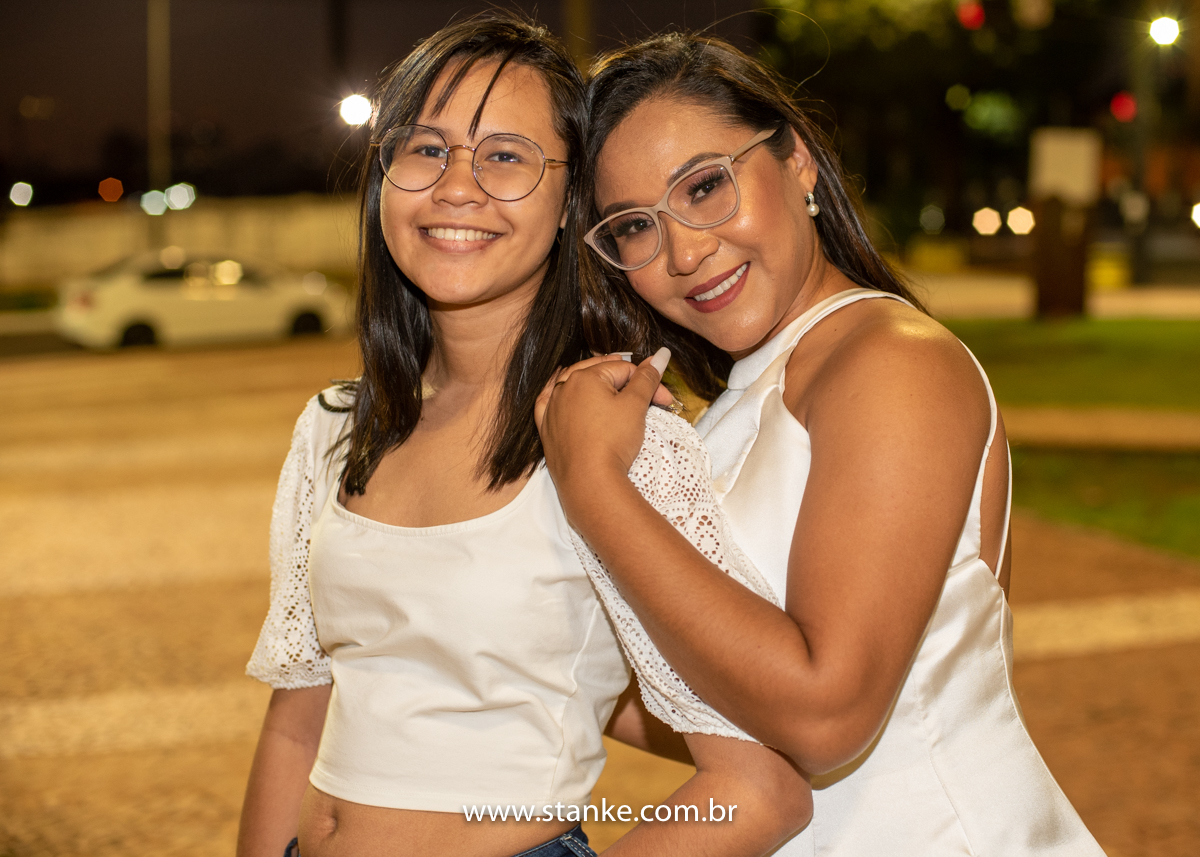 Ensaio pós casamento de Giseli e Aurélio, A Giseli com sua filha Maria Eduarda, juntinhas posando para foto. Fotos feitas no Memorial Ferroviário, em Campo Grande-MS, por Pedro Stanke.