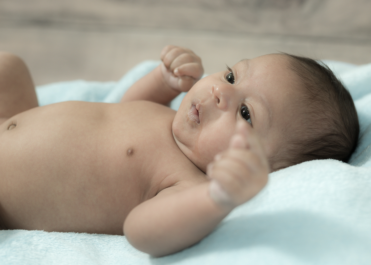 Ensaio do João com seus 30 dias, deitadnho sobre a manta que ganhou de presente. Fotos feitas por Pedro Stanke, em Campo Grande-MS.
