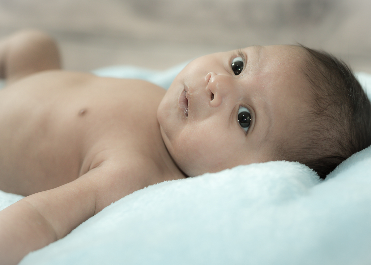 Ensaio do João com seus 30 dias, deitadnho sobre a manta que ganhou de presente e procurando ver tudo com seus olhos espertos. Fotos feitas por Pedro Stanke, em Campo Grande-MS.