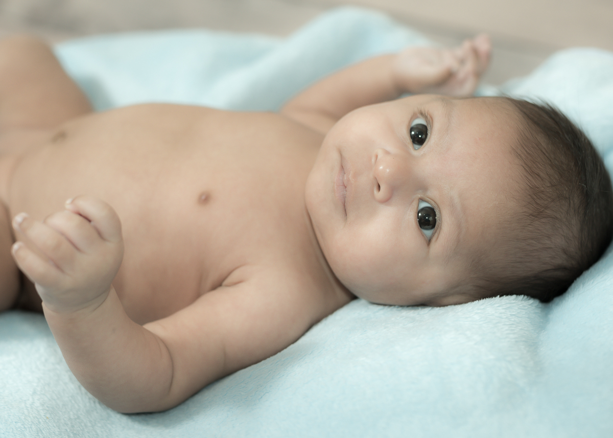 Ensaio do João com seus 30 dias, deitadnho sobre a manta que ganhou de presente e super sério e olhando tudo. Fotos feitas por Pedro Stanke, em Campo Grande-MS.