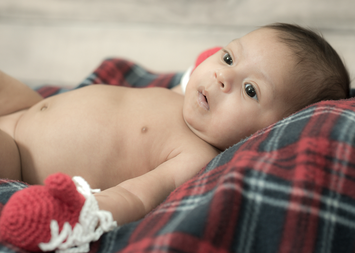 Ensaio do João com seus 30 dias, deitadnho sobre a manta que ganhou de presente da vovó, e com suas luvinhas de boxe vermelhas, Fotos feitas por Pedro Stanke, em Campo Grande-MS.