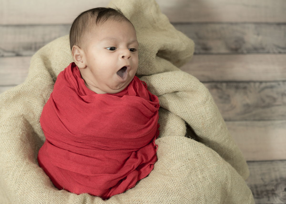 Ensaio do João com seus 30 dias, enroladinho em tecido vermelho e único momento que demonstrou um pouquinho do sono, mas nada de dormir. Fotos feitas por Pedro Stanke, em Campo Grande-MS.