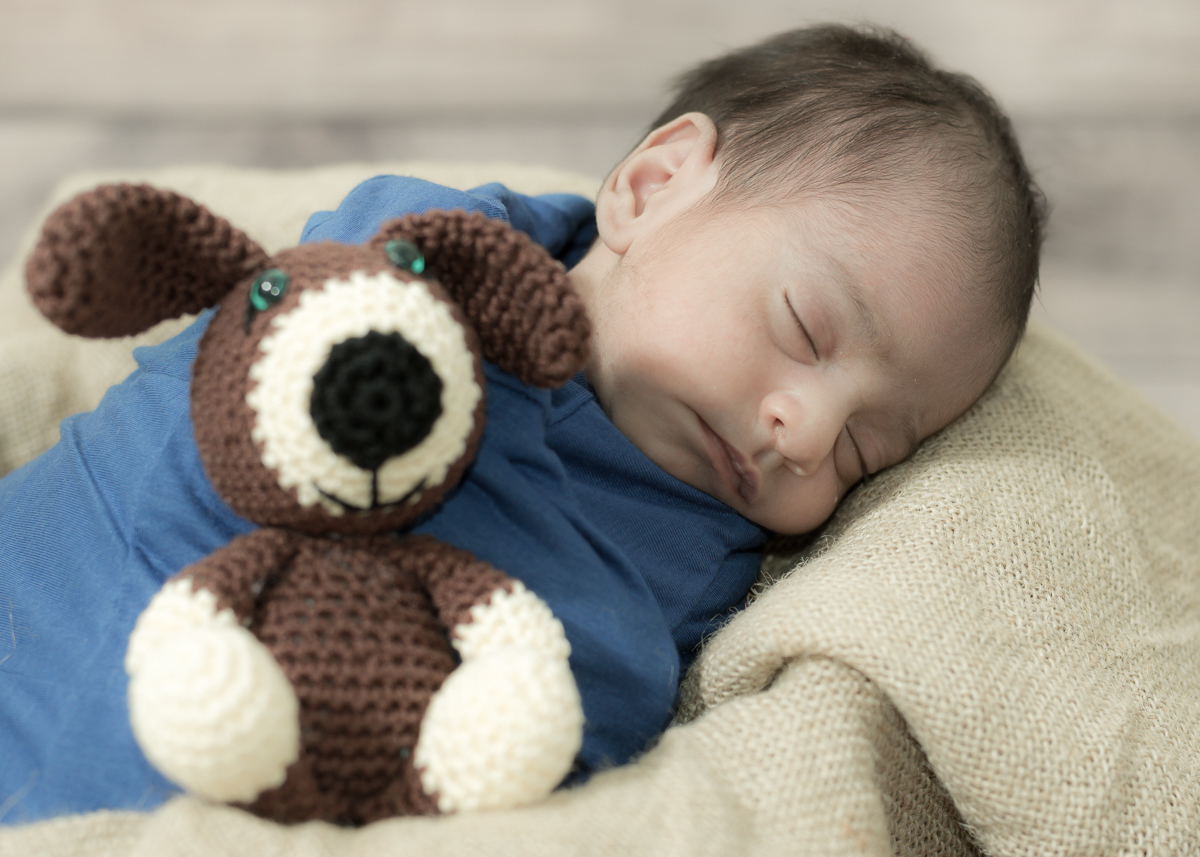 Ensaio Heitor, 27 dias. Tirando um cochilo e envolvido por sua mantinha azul  que ganhou da sua vovó e com um coelho marrom feito de crochê, super fofinho. Fotos feitas pelo fotógrafo Pedro Stanke, em Campo Grande-MS.