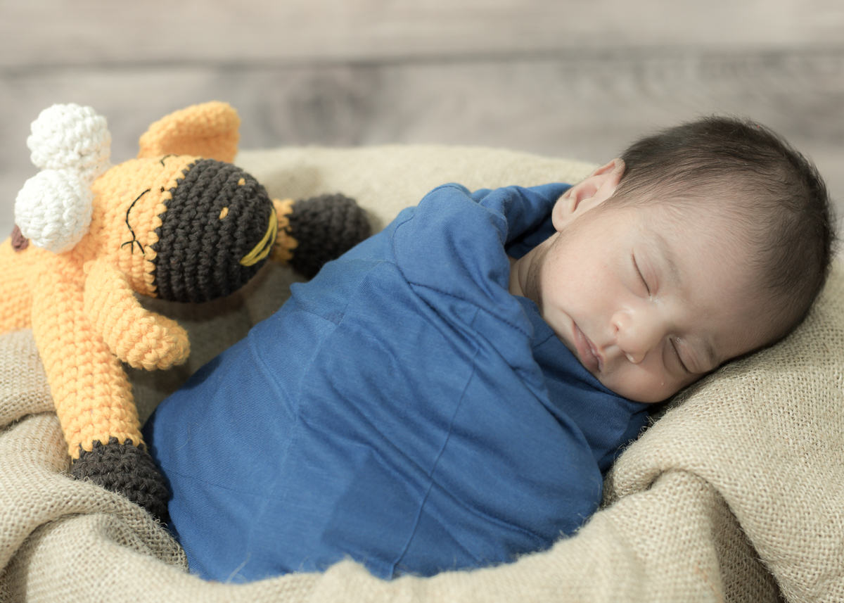 Ensaio Heitor, 27 dias. Tirando um cochilo de ladinho  e envolvido por sua mantinha azul  que ganhou da sua vovó e uma vaquinha amarela feita de crochê, super fofinho. Fotos feitas pelo fotógrafo Pedro Stanke, em Campo Grande-MS.