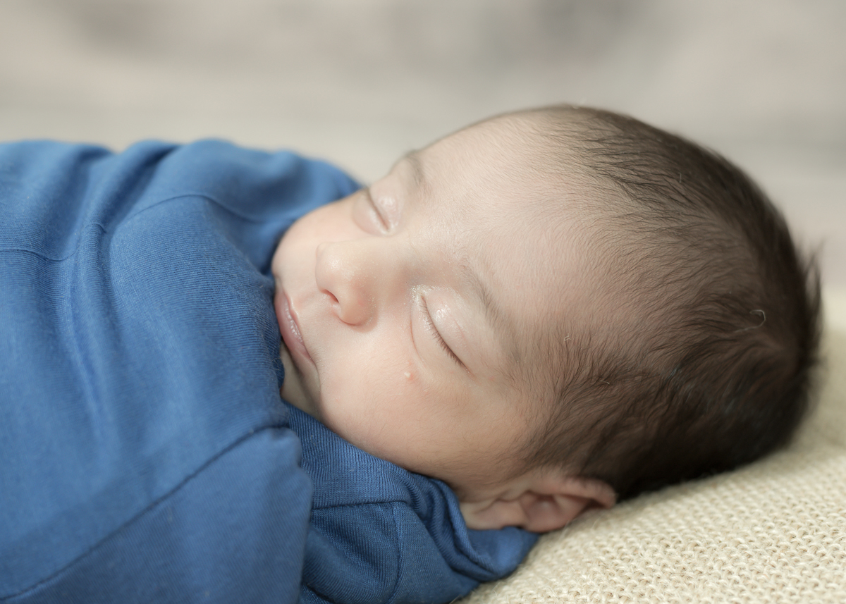 Ensaio Heitor, 27 dias. agora em seu soninho super gostoso e envolvido por sua mantinha azul  que ganhou da sua vovó. Fotos feitas pelo fotógrafo Pedro Stanke, em Campo Grande-MS.