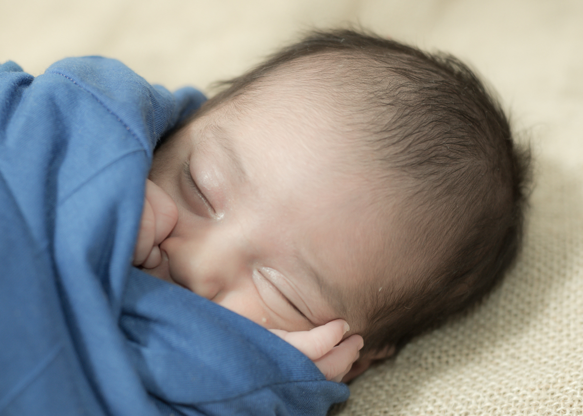 Ensaio Heitor, 27 dias. agora em seu soninho super gostoso e envolvido por sua mantinha azul  que ganhou da sua vovó. Fotos feitas pelo fotógrafo Pedro Stanke, em Campo Grande-MS.