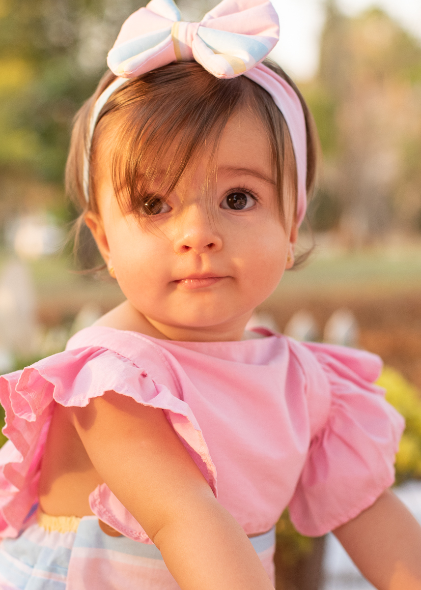 Smash the Cake da Gabriella, Um close só do rosto da Gabi, e o sol iluminado o seu rosto e refletindo nas árvores e nas folhas. Fotos feitas pelo fotógrafo Pedro Stanke em Campo Grande-MS. 