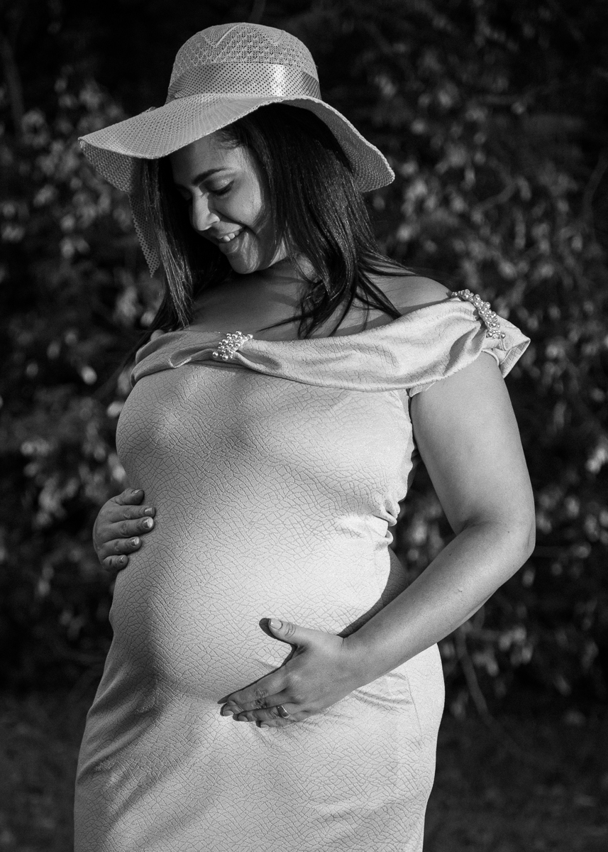 Ensaio de gestante de Dayany e Bruno, a doce espera da Anny, Uma foto preto e branco, Dayany com vestido bem colado valorizando a barriga e com as mãos na barriga e lindo chapéu na cabeça. Fotos feitas em Campo Grande-MS, pelo fotógrafo Pedro Stanke.