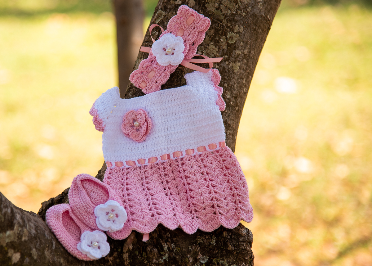 Ensaio de gestante de Gisele e Everton, um close das roupinhas, sapatinhos, vestido e faixa de cabelo tudo feito de crochê super lindo. Fotos feitas pelo fotógrafo Pedro Stanke, em Campo Grande-MS. 