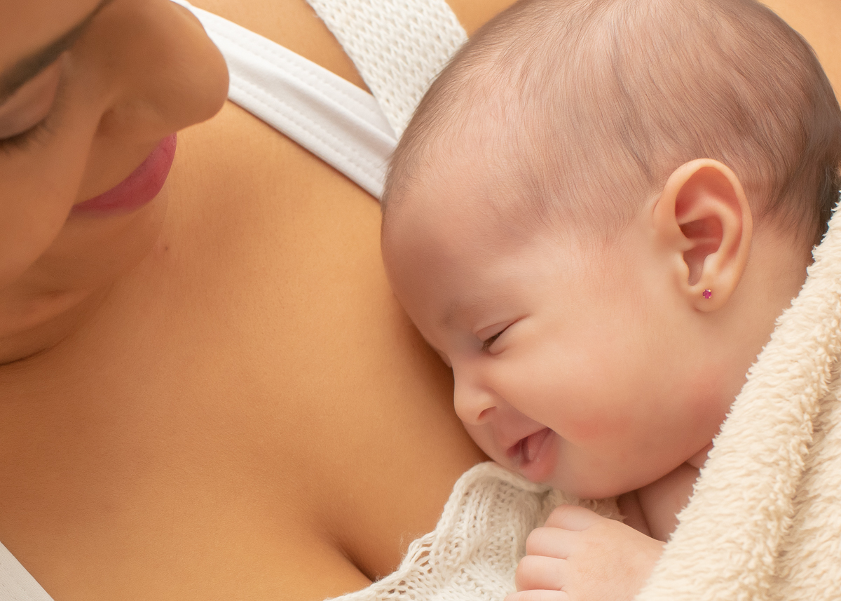 Ensaio newborn, Any com 25 dias. Deitada sobre o colo de sua mãe dormindo e deu um lindo sorriso. Fotos em Campo Grande-MS, feitas por Pedro Stanke.