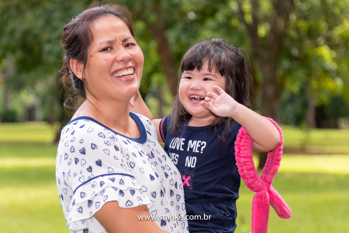 Ensaio Luísa de 2 anos, aniversariante no colo da sua mãe, ambas com lindos sorrisos, e o seu coelhinho no braço. Fotos realizadas no Carandá Bosque, pelo fotógrafo Pedro Stanke. 