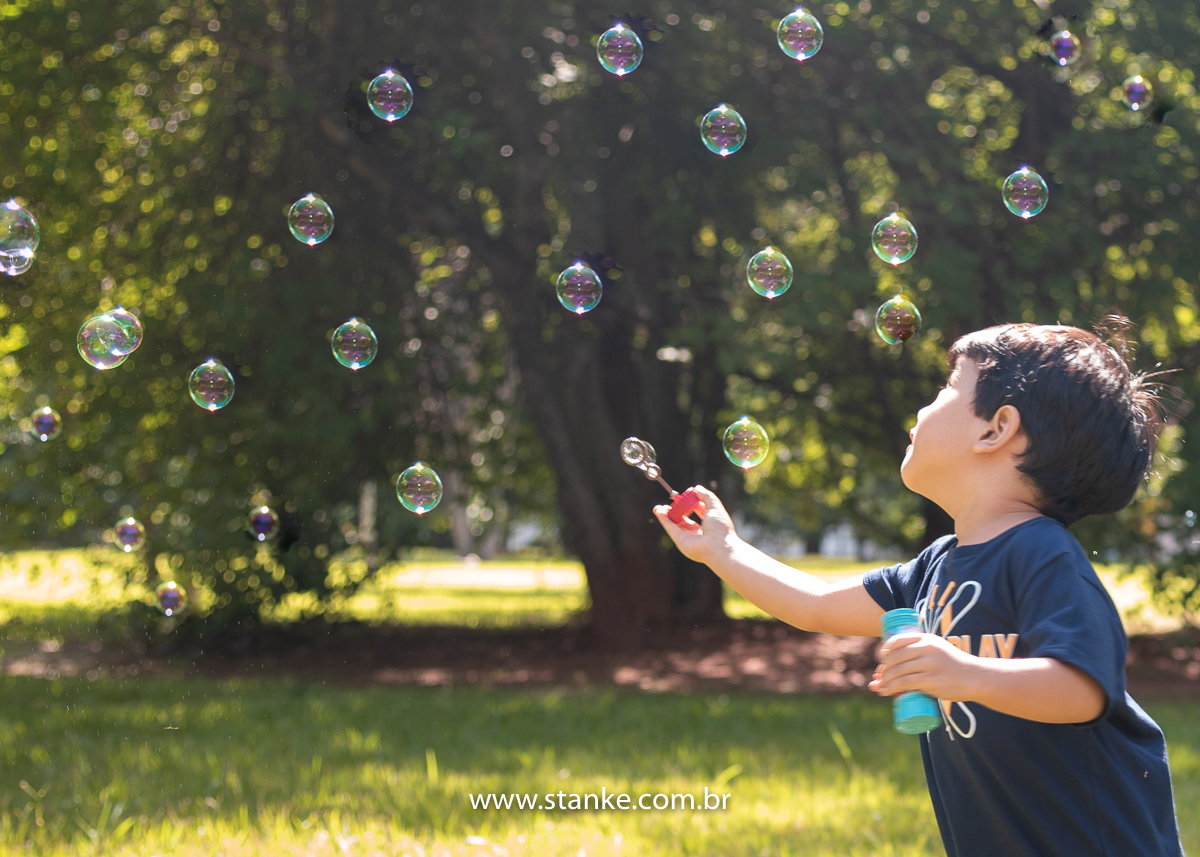 Ensaio infantil do Davi com 4 anos, Aniversariante, fazendo muitas bolhinhas de sabão. Fotos feitas no Bosque da Paz, pelo fotógrafo Pedro Stanke. 