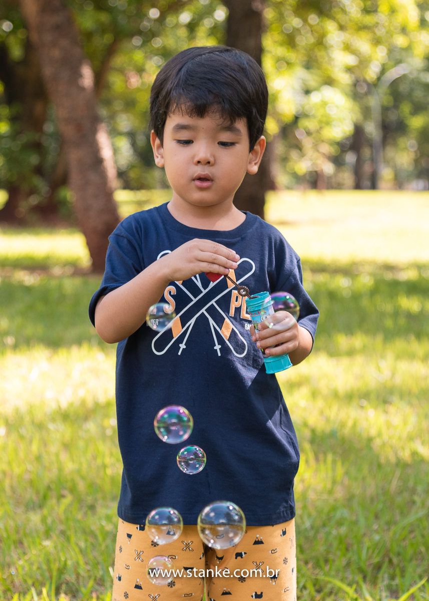 Ensaio infantil do Davi com 4 anos, Aniversariante, fazendo as bolhinhas de sabão. Fotos feitas no Bosque da Paz, pelo fotógrafo Pedro Stanke. 