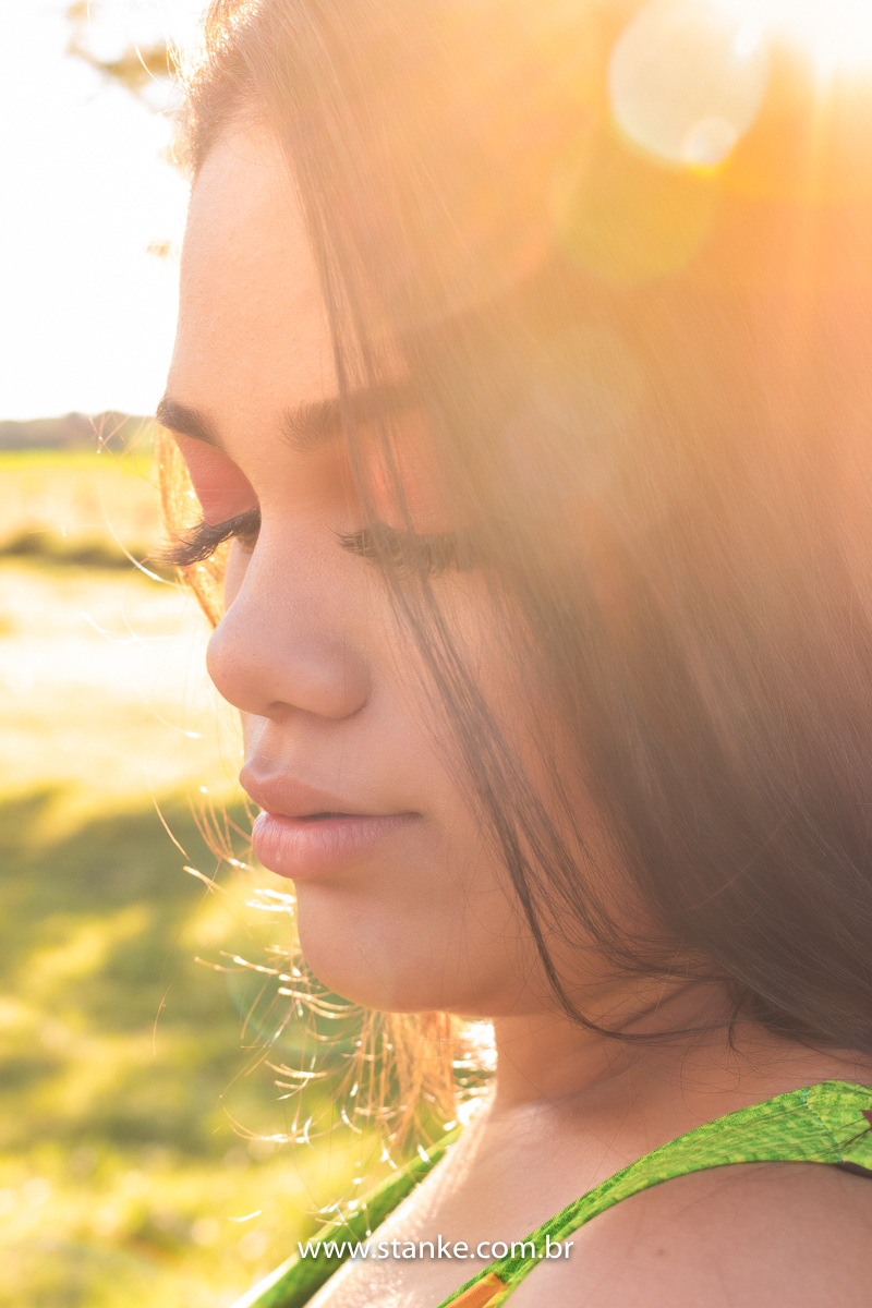 Ensaio 15 anos externo. um close bem fechado do rosto da aniversariante com olhar abaixado e de lado. Fotos realizadas Estância Mariana perto Campo Grande-MS. Fotógrafo Pedro Stanke.