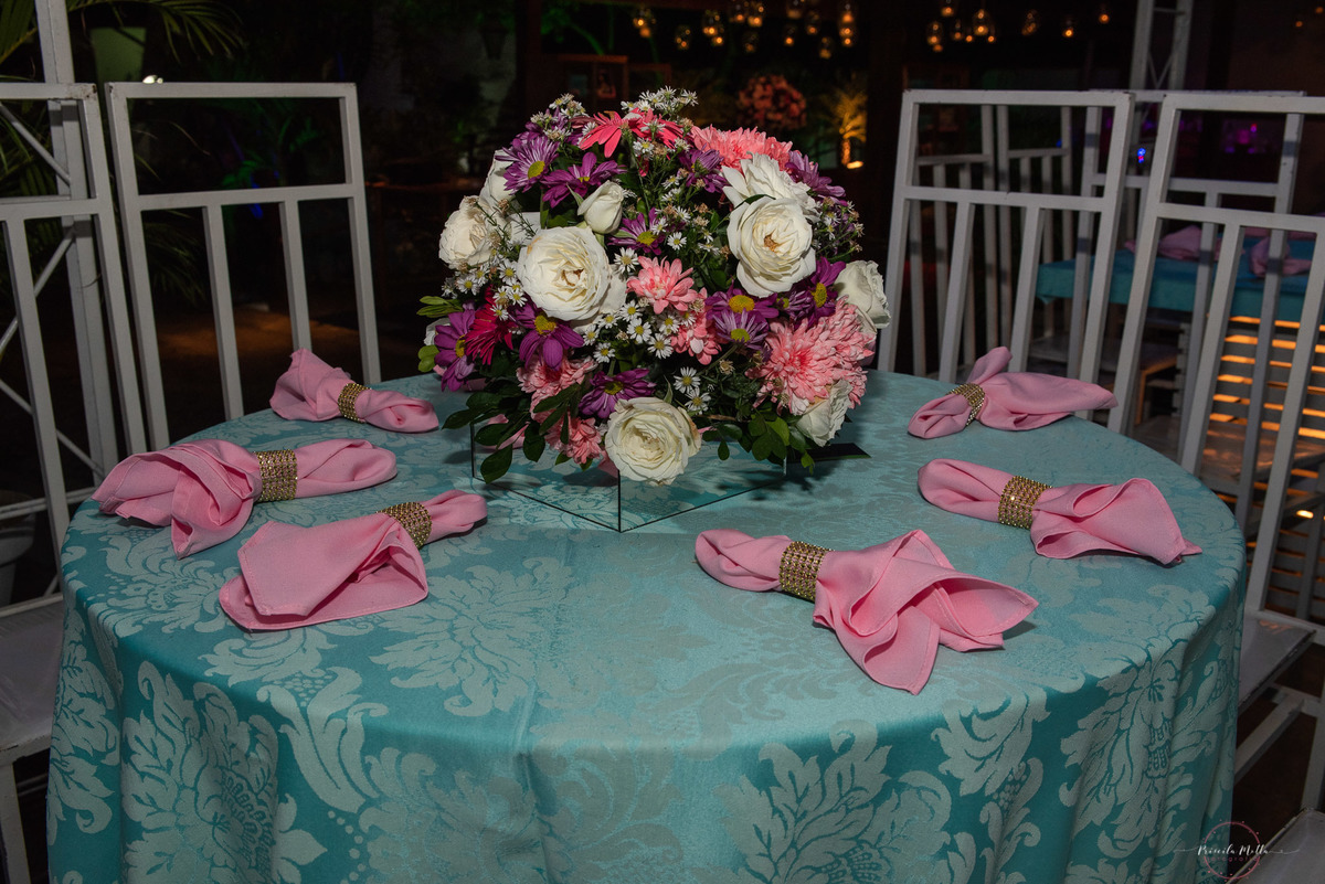 mesa de convidados na cor azul Tiffany com rosa para 15 anos 