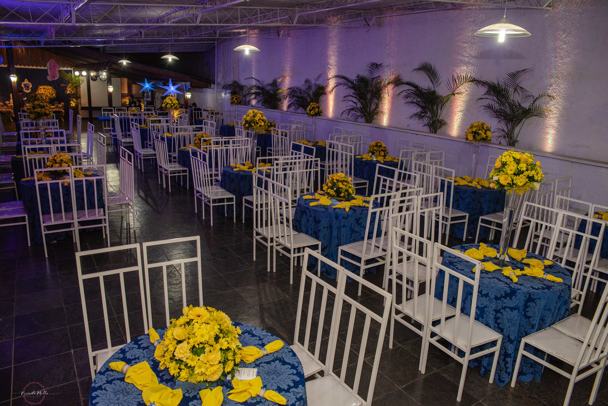 salão de festas com decoração para 15 anos 