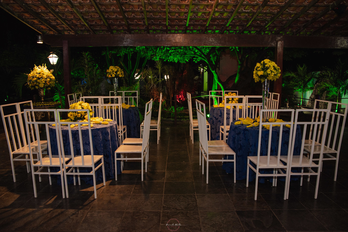 mesas de convidados na cor azul com amarelo 