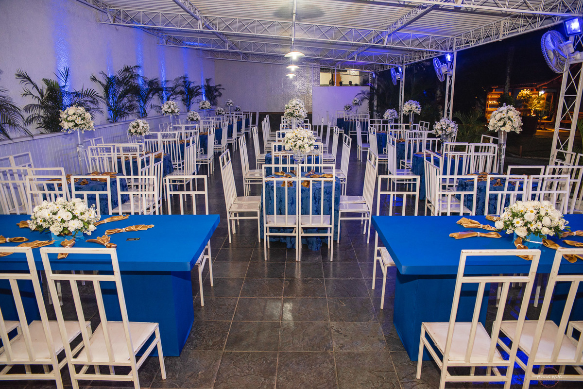 salão decorado com mesas de convidados azul 