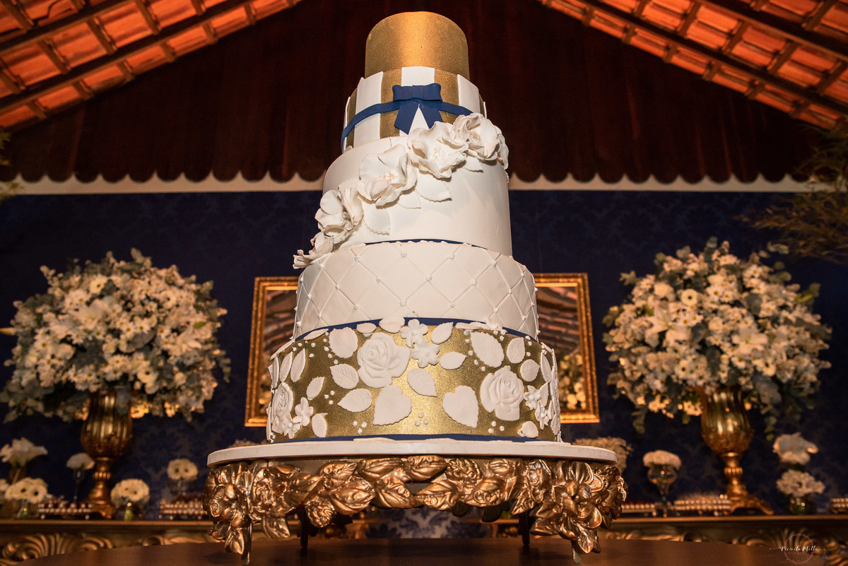 bolo de casamento azul com dourado 