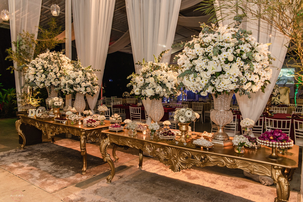 decoração com dourado e flores brancas para casamento 