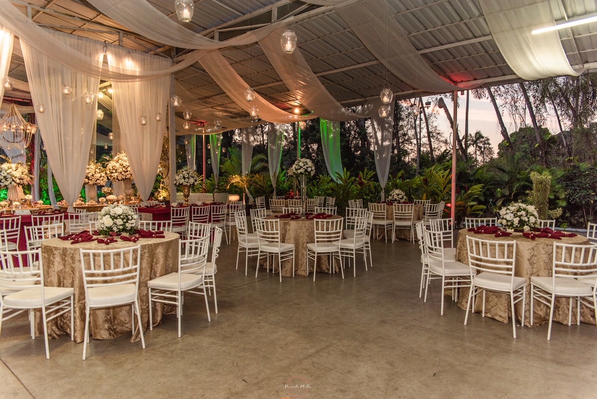 espaço decorado para mesa de convidados