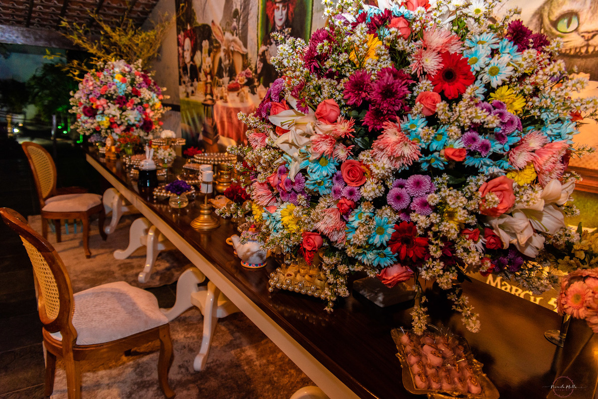 mesa de decoração para festa tema alice 