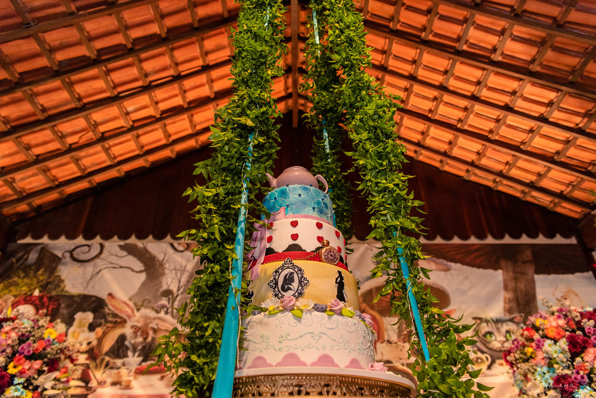 bolo suspenso decorado tema alice