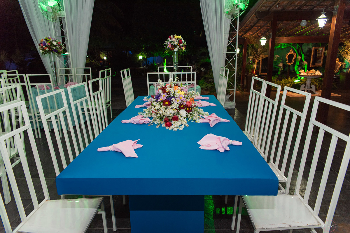 mesa decorada para familia em festas