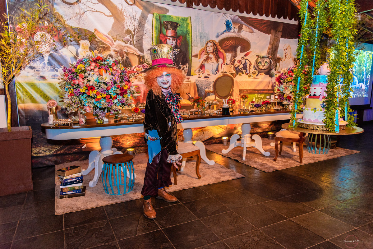 chapeleiro em festa tema alice 