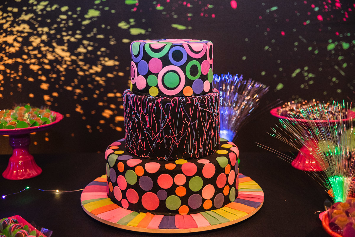 bolo decorado tema neon