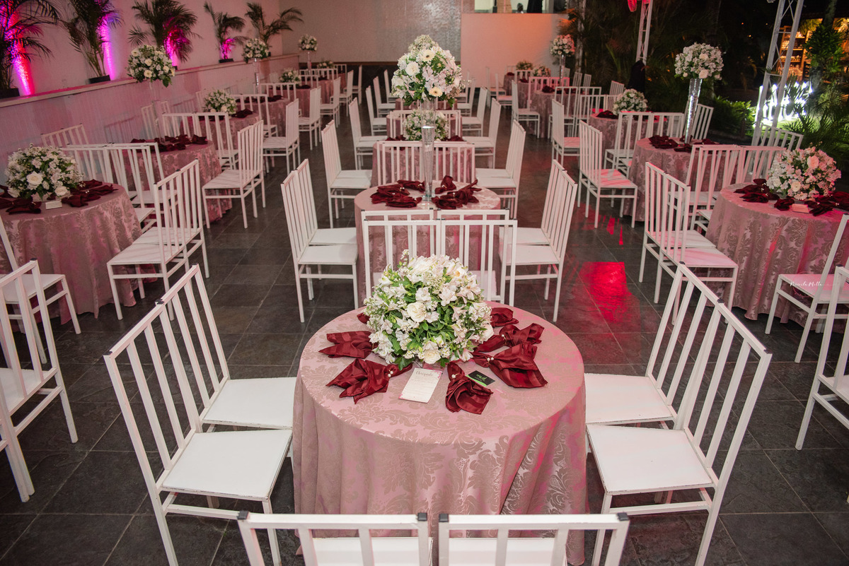 mesa de convidados rosa seco com guardanapos marsala