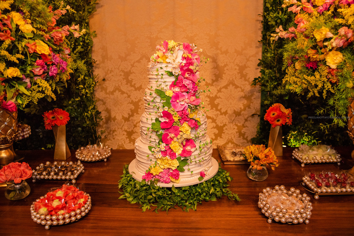 bolo de cascata de flores