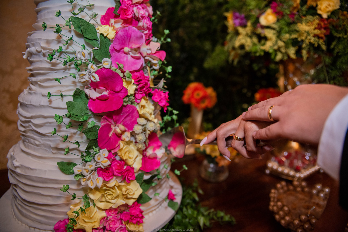 corte do bolo dos noivos 