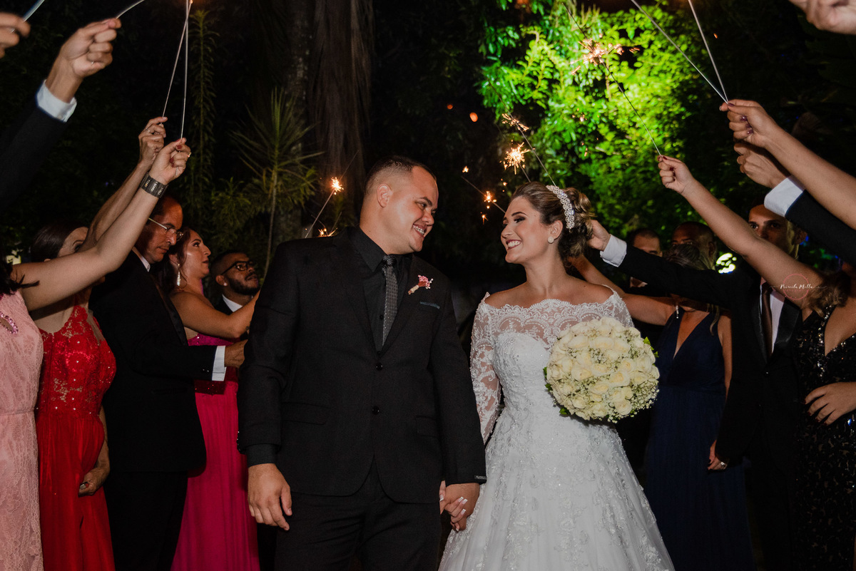 entrada dos noivos em salão de festas em são goncalo 