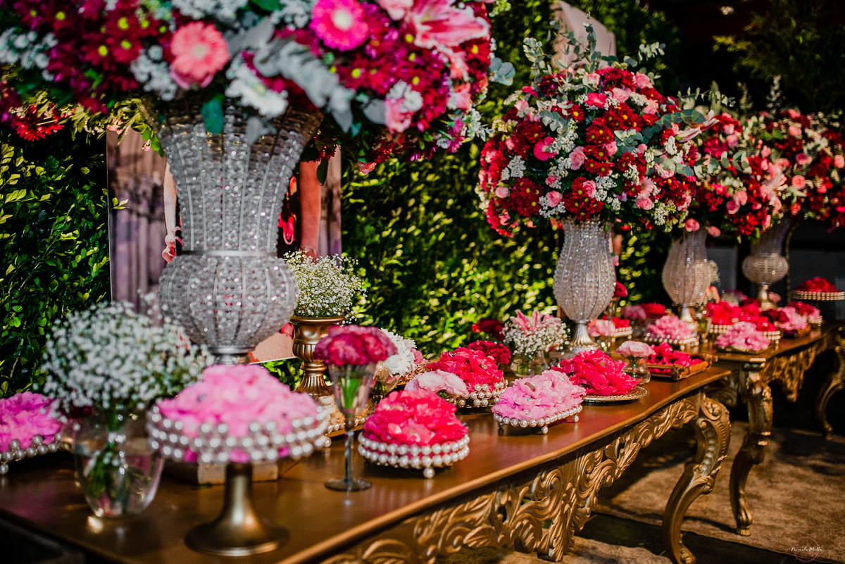 mesa de flores para festa de 15 anos 