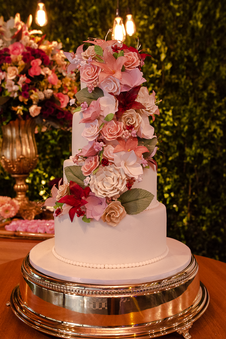 bolo de casamento na cor marsala 