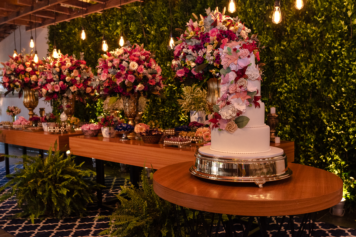 mesa rústica do bolo para casamentos 