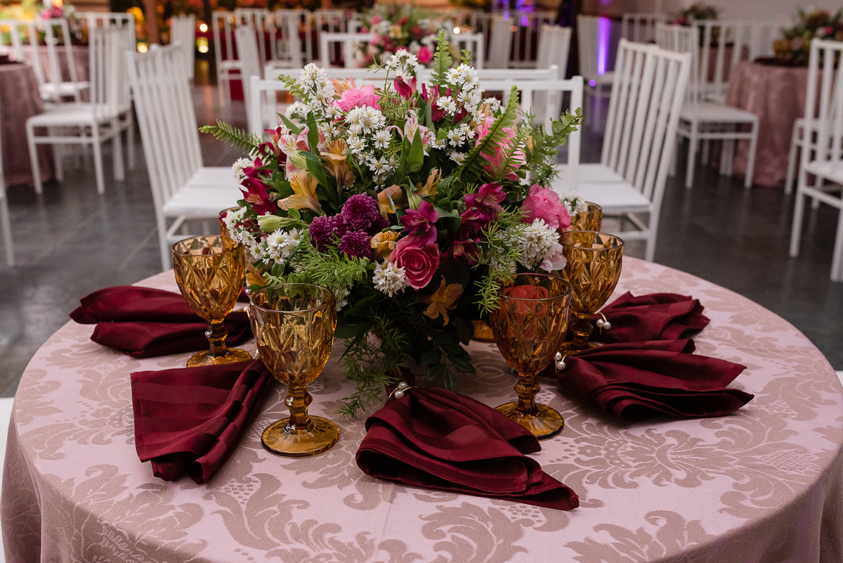 mesa de convidados na cor marsala 