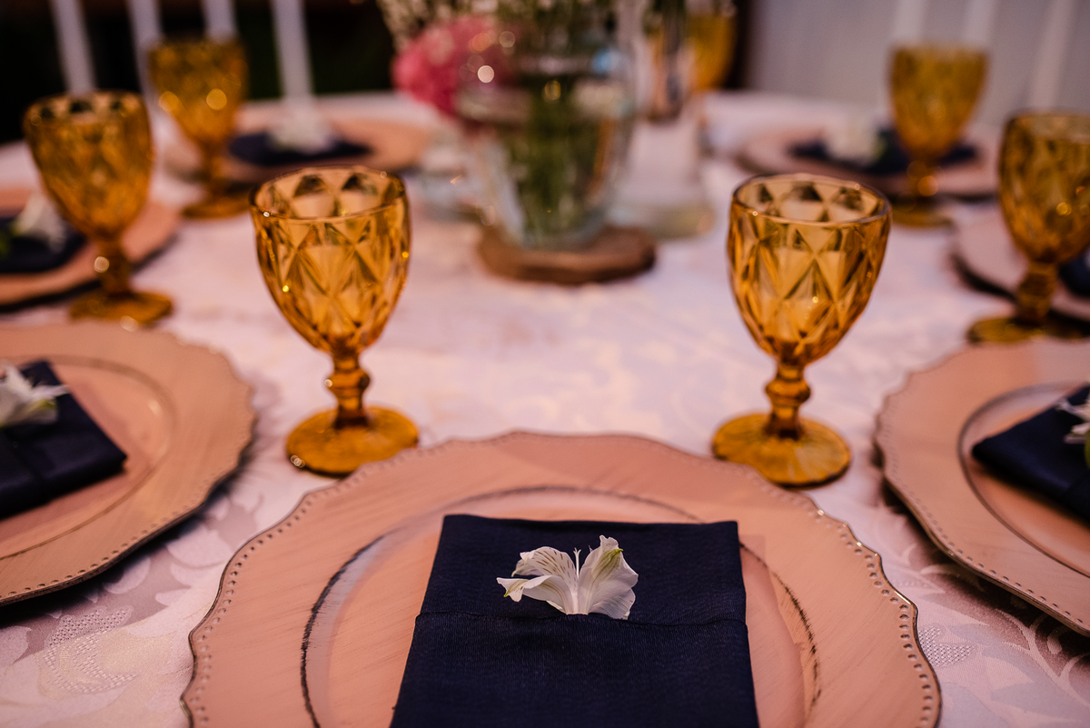 mesa de convidados no tom de azul 