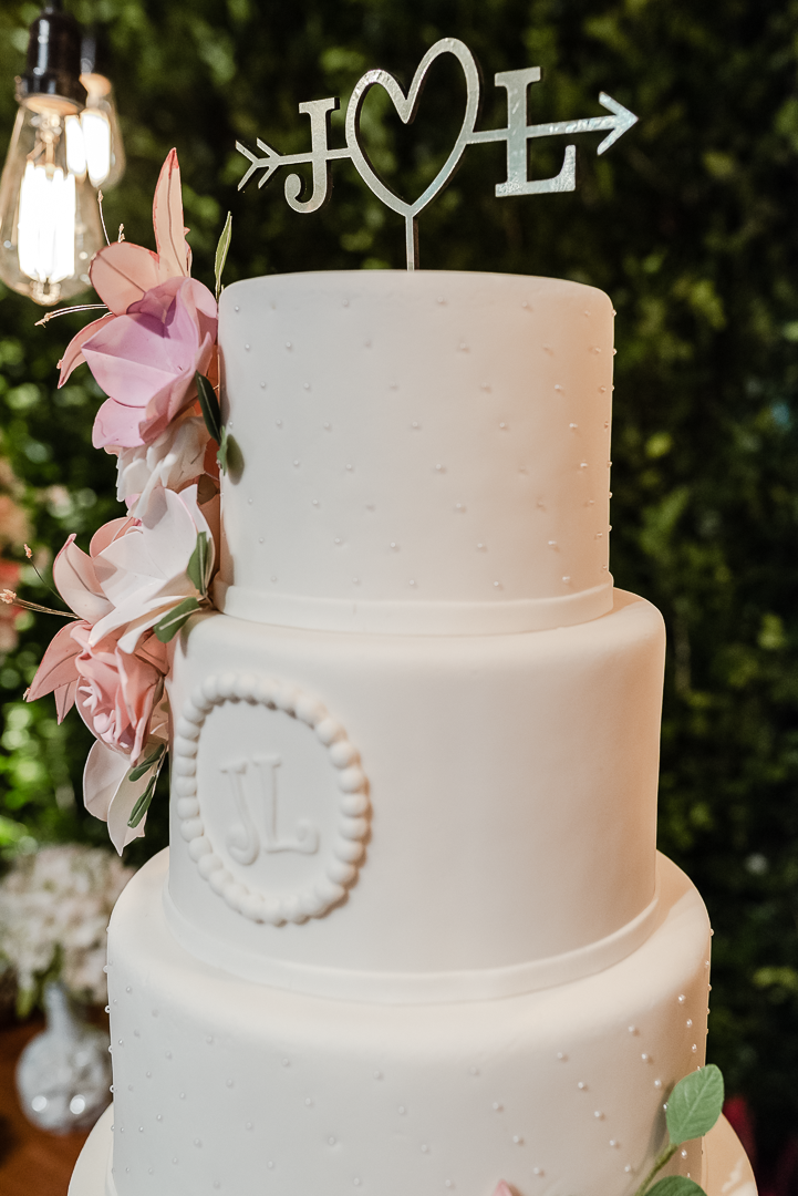 bolo de casamento branco com rosas