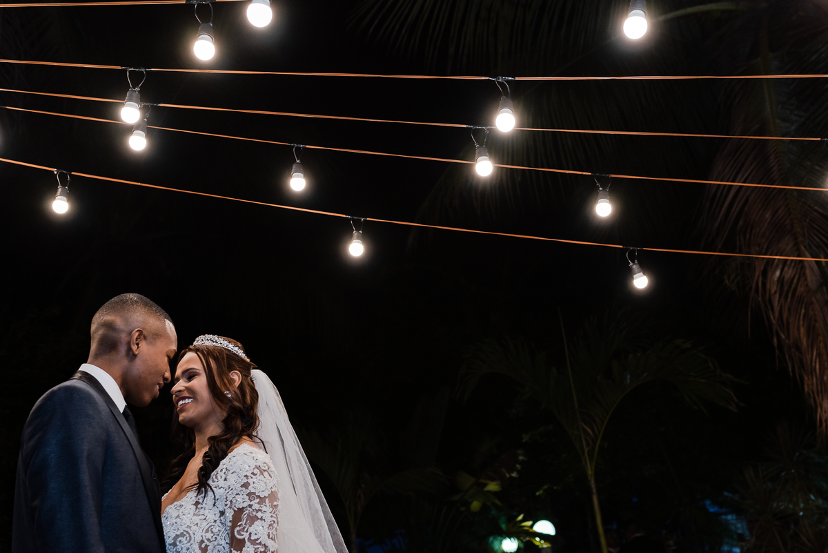 fotos de noivos com jogo de luzes 