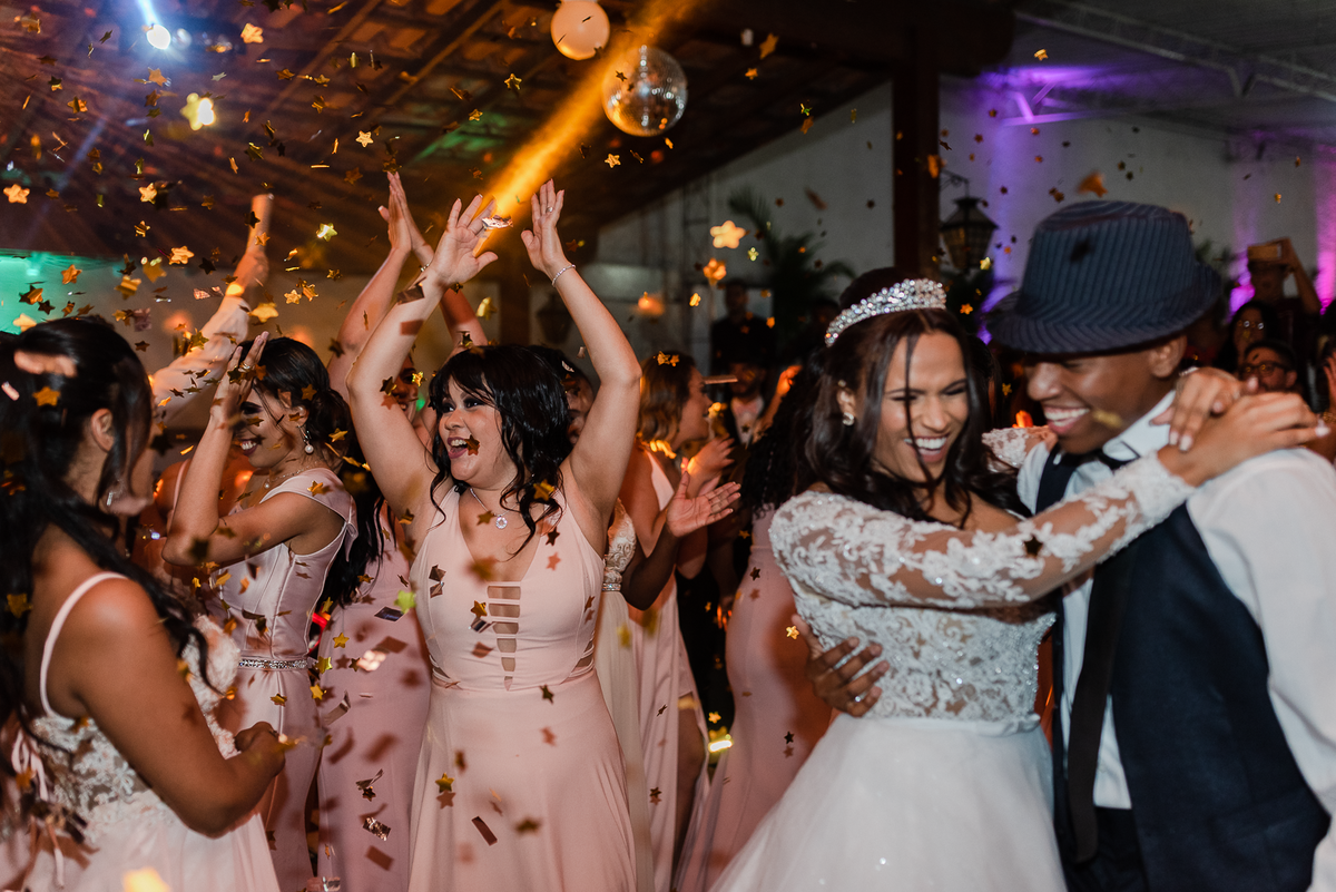 noivos na pista de dança