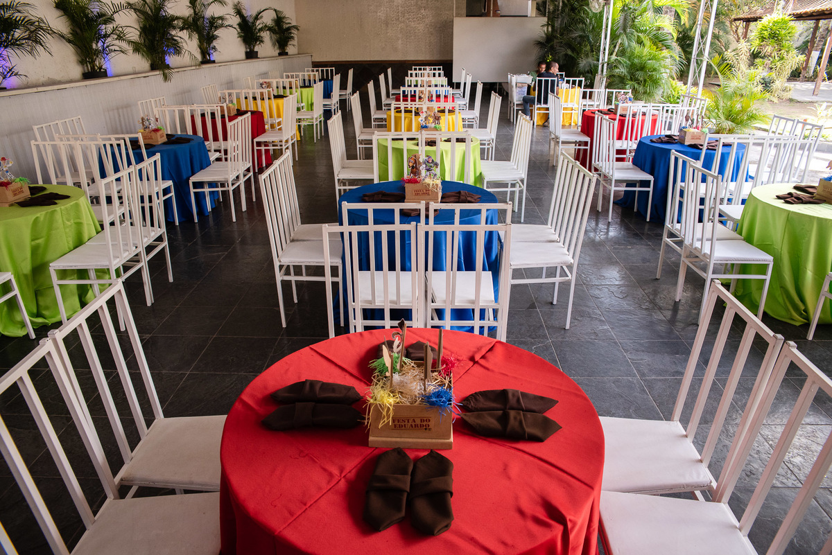 mesa de convidados coloridas 