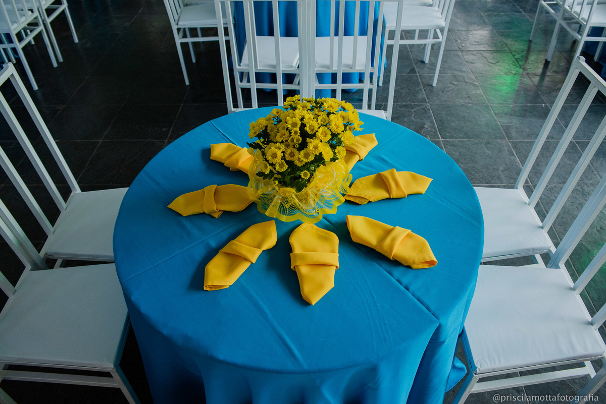 mesa de convidados azul com amarelo para festa mundo bita 