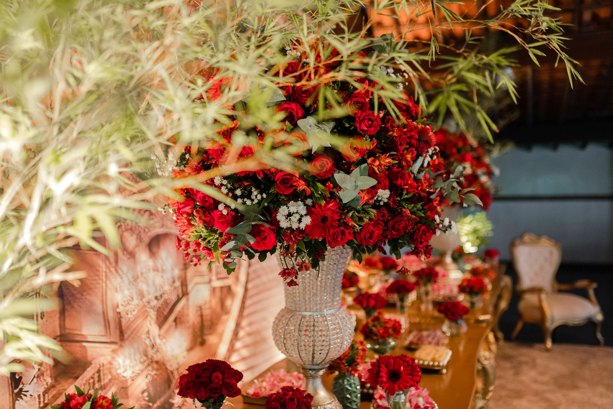 flores vermelhas para decoração de 15 anos 