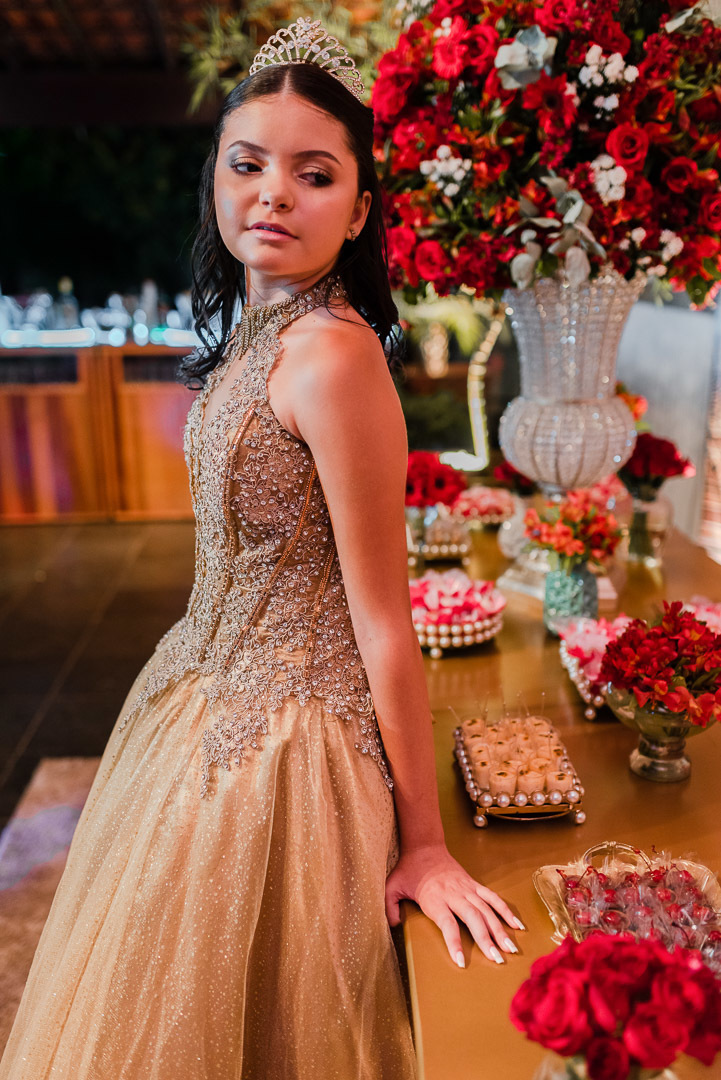 festa de 15 anos na cor dourada 