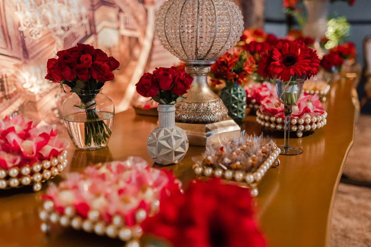 mesa de doces na cor vermelha 