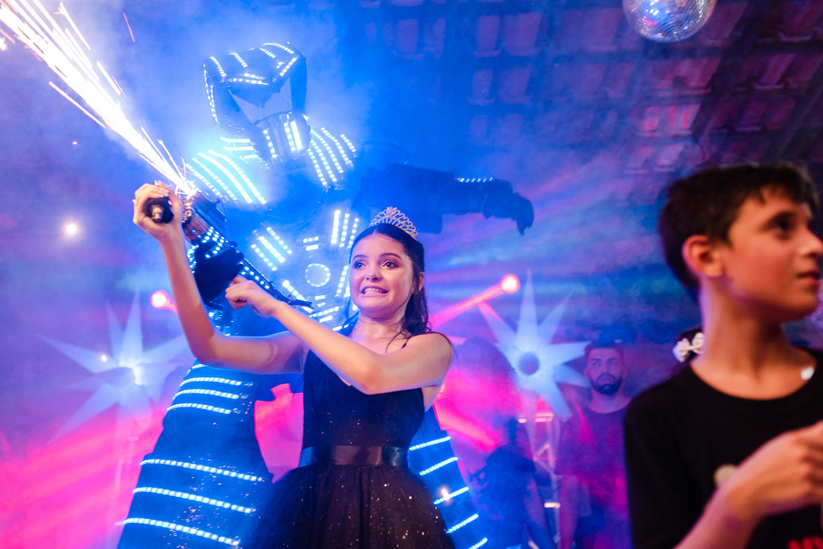 animação com robo em festa 