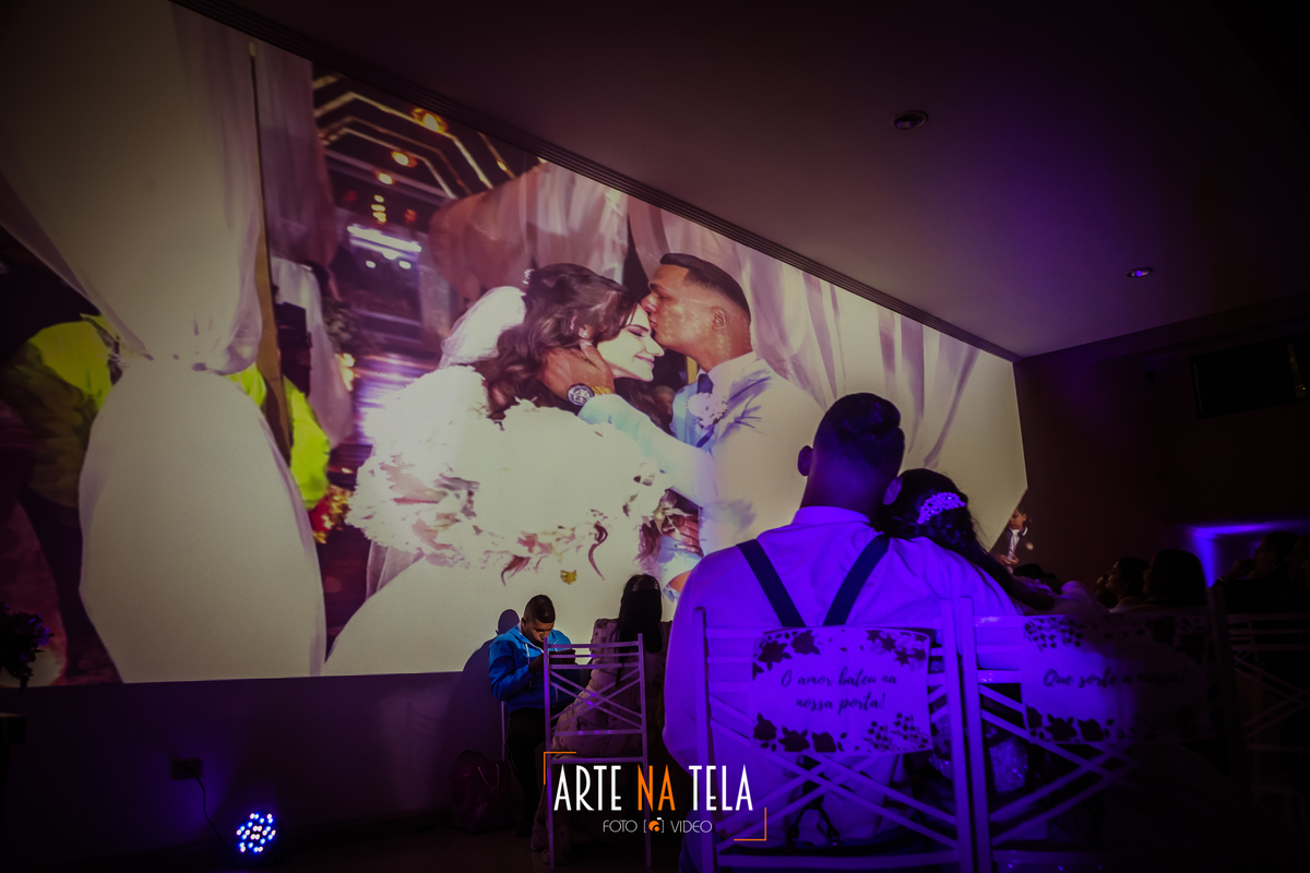 Noivos assistindo ao Same Day + Vídeo do casamento... 